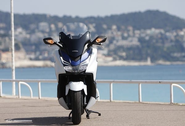 Premier contact Honda Forza 125 : Bien né !