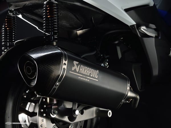 Offrez un pot Akra à votre Forza 125 !