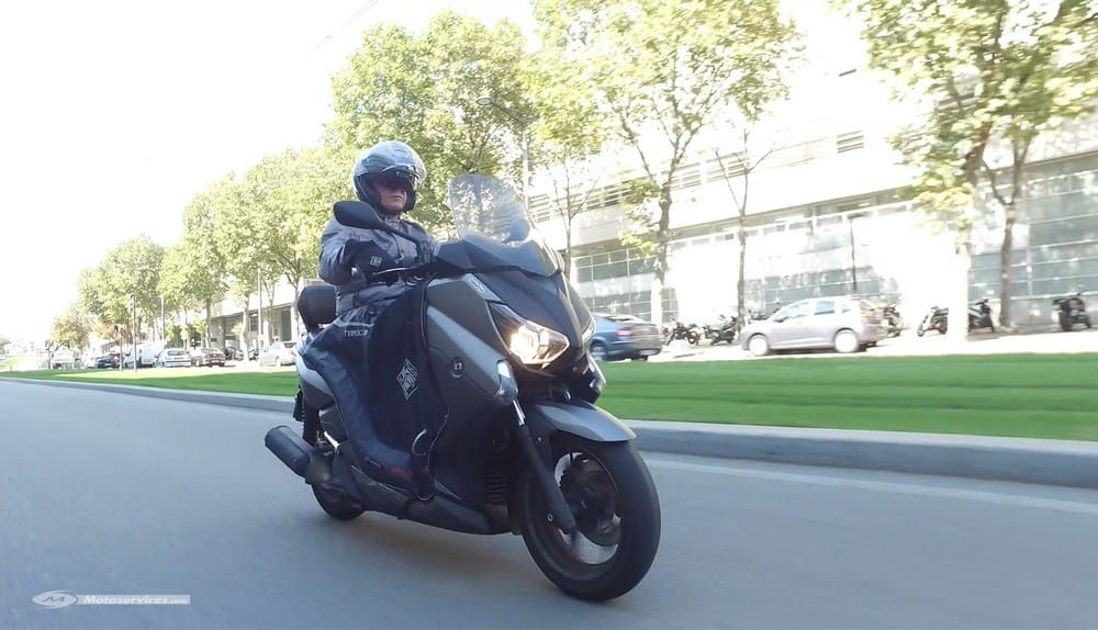 Choisir son tablier et ses manchons scooter : nos tests et tutoriels