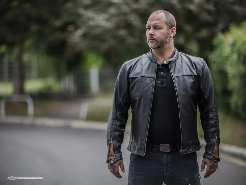 TEST EXPRESS |  Ixon Stoker : blouson cuir perforé pour dandy pressé