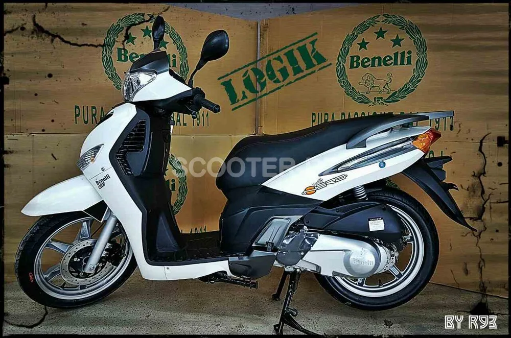 Logik 150 estampillé « Benelli Caffe Nero 150 »