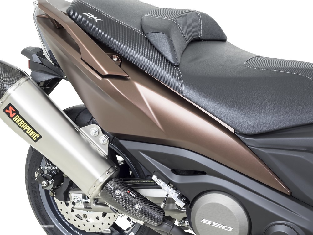 Kymco AK550 et Xtown 125 : pot Akrapovic, GPS, ou accessoires offerts !