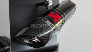 PROX4 propose les pots AKRAPOVIC pour XMax 300 et TMax 530