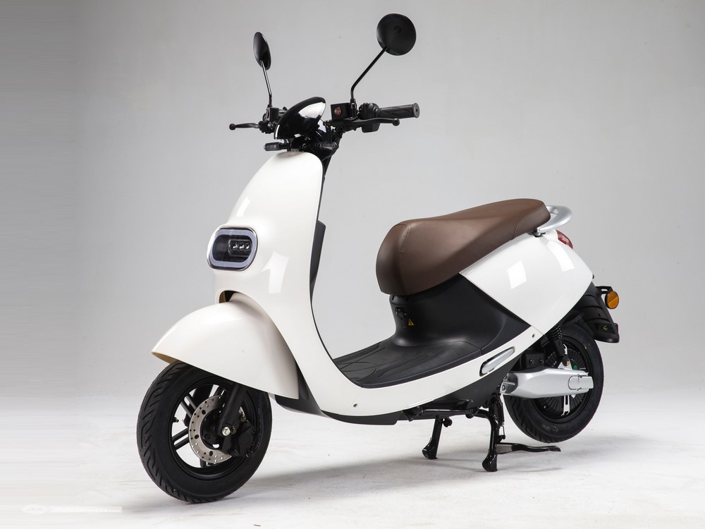 Les scooters électriques Lvneng débarquent en France